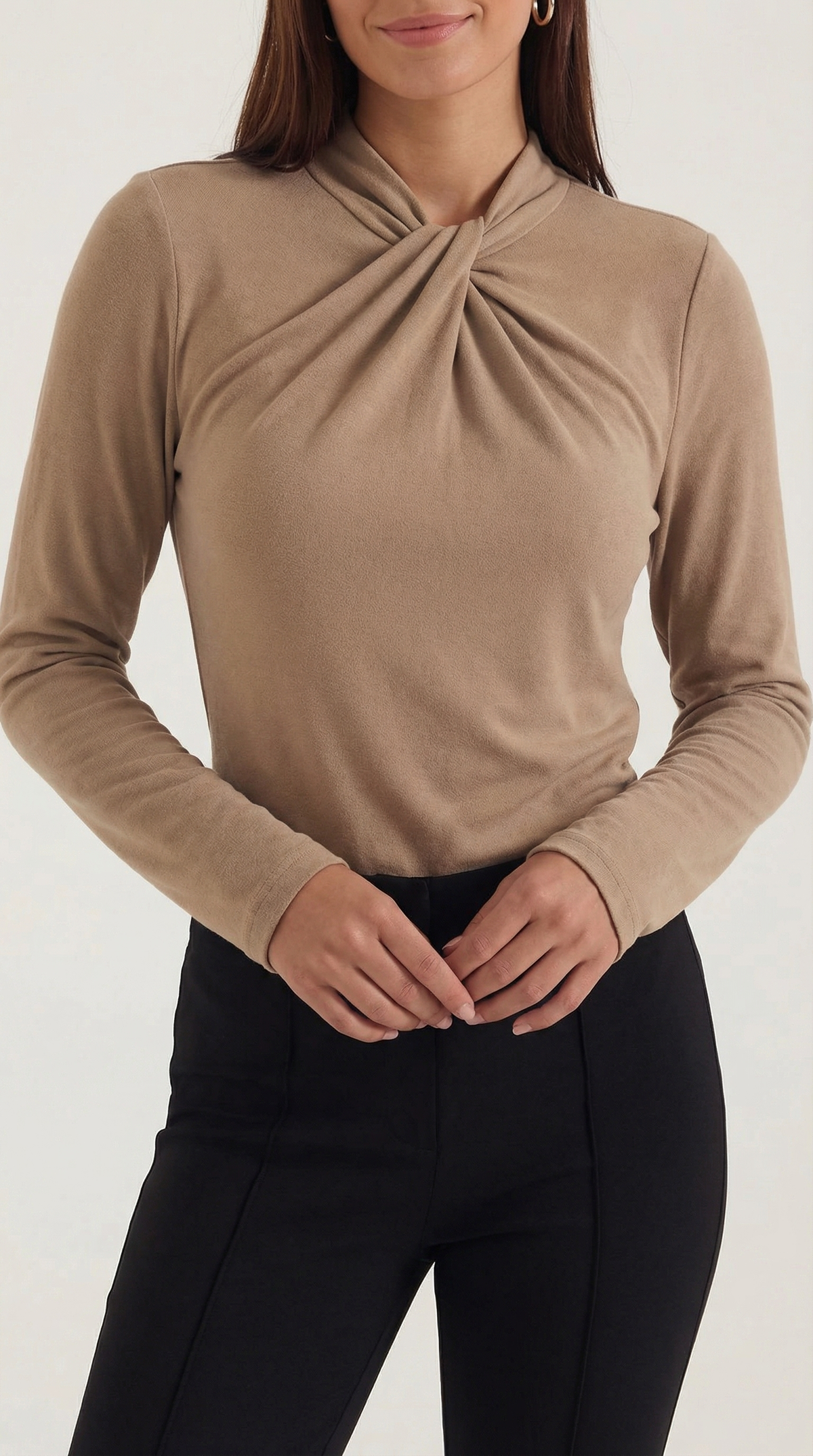 DAPHNE | BLUSA CON CUELLO ALTO Y LAZO