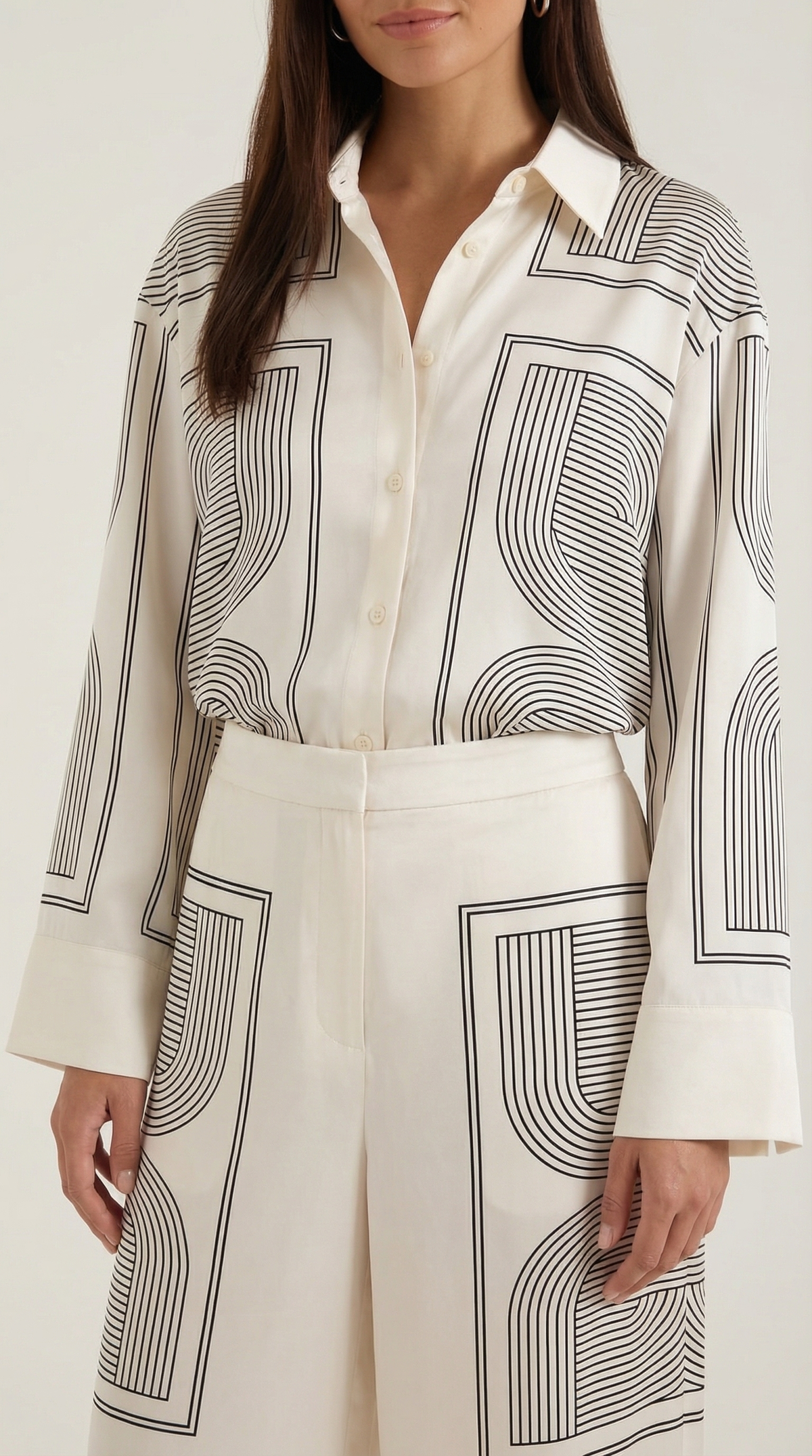 JUDY | CAMISA CON ESTAMPADO GRÁFICO Y CUELLO CON BOTONES