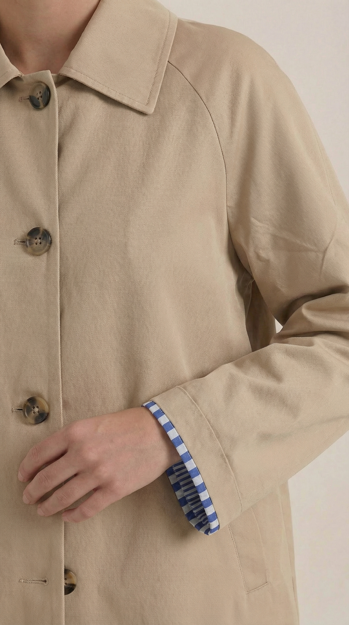 MARCELLA | GABARDINA CON ELEGANTE FORRO A RAYAS