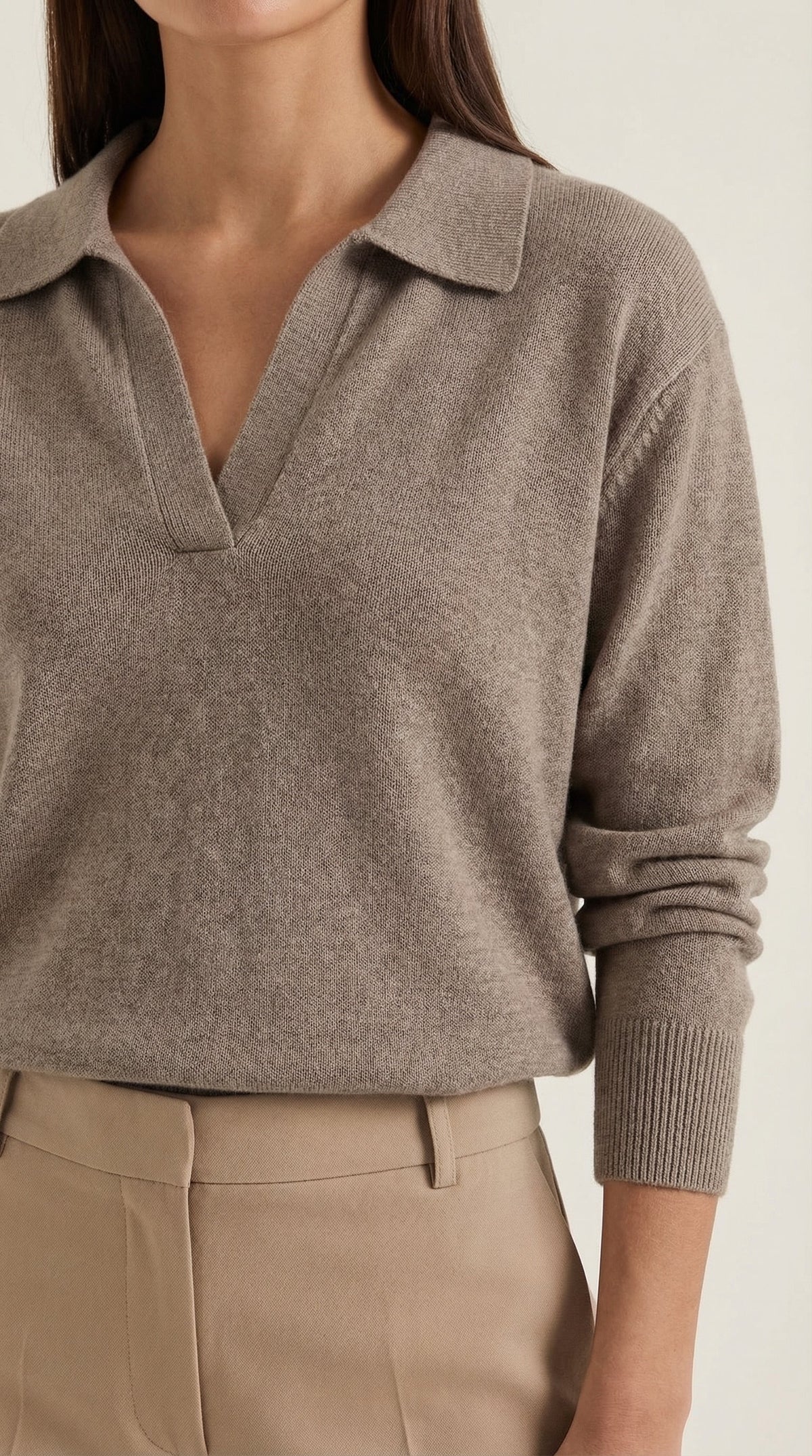 CHARLOTTE | POLO CASUAL CON ESCOTE EN V