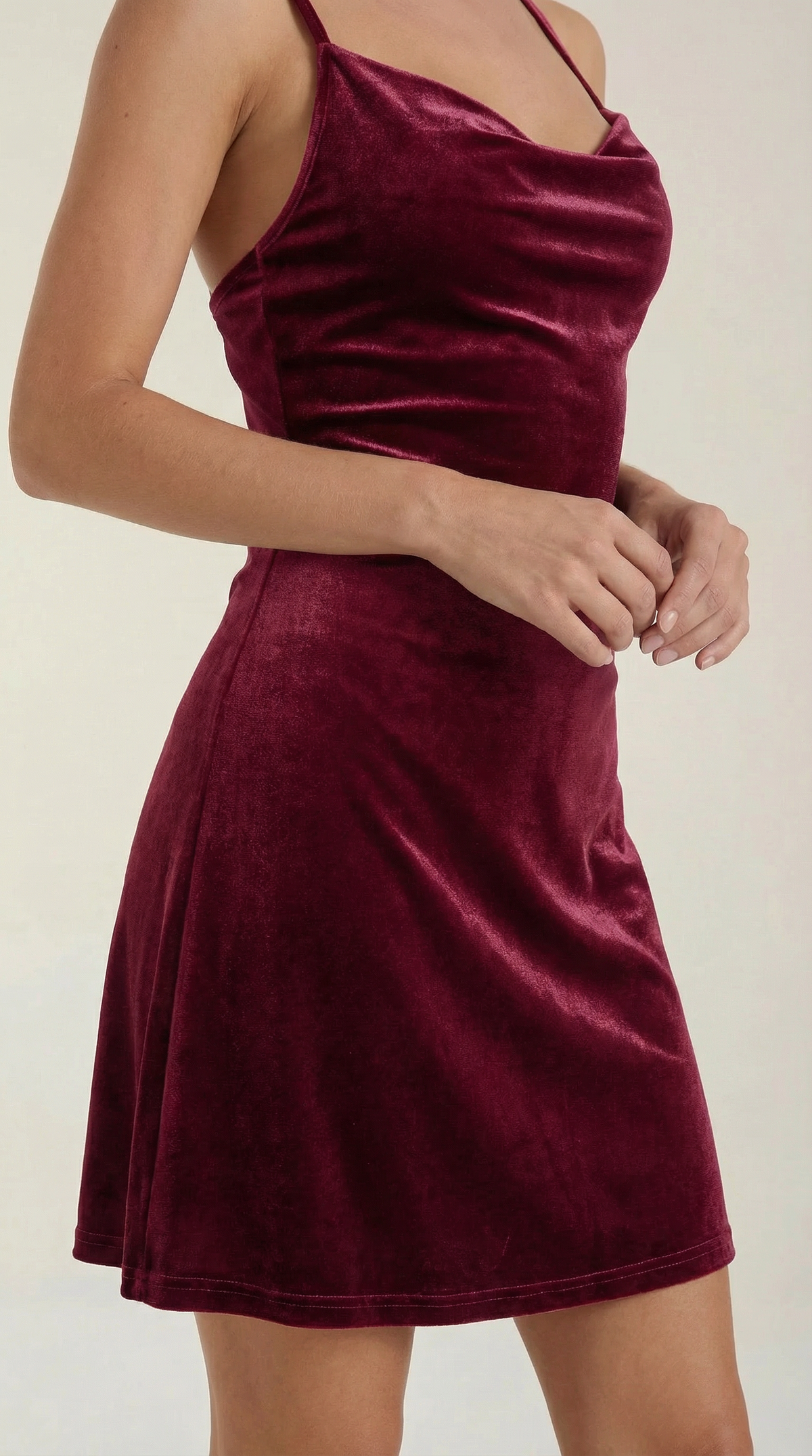OLIVE | VESTIDO CORTO DE TIRANTES EN COLOR VERDE OLIVA