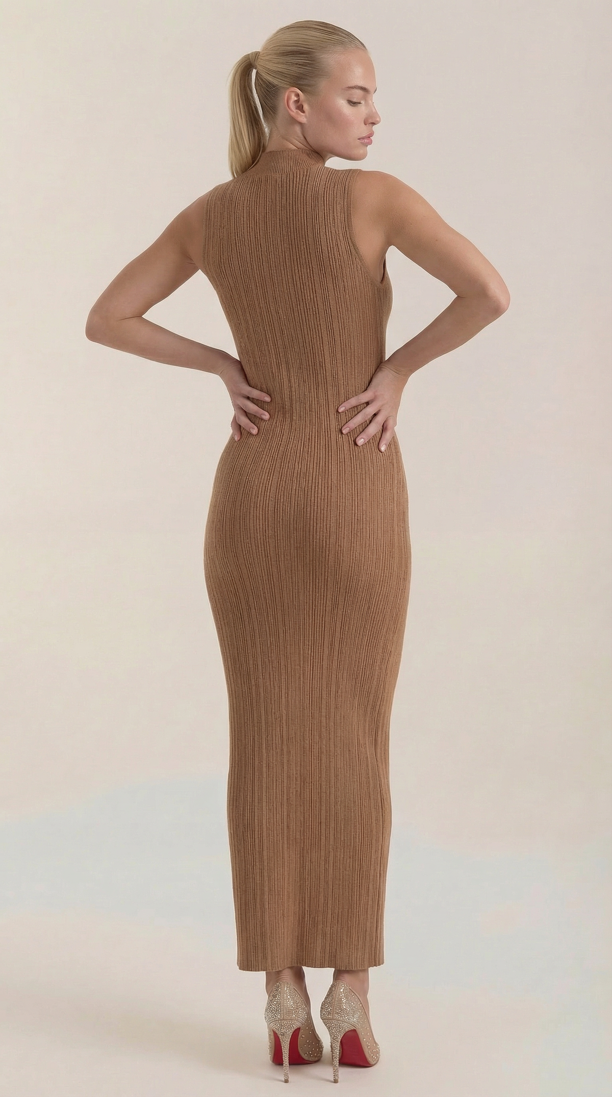 SONIA | VESTIDO MIDI AJUSTADO CON CUELLO ALTO