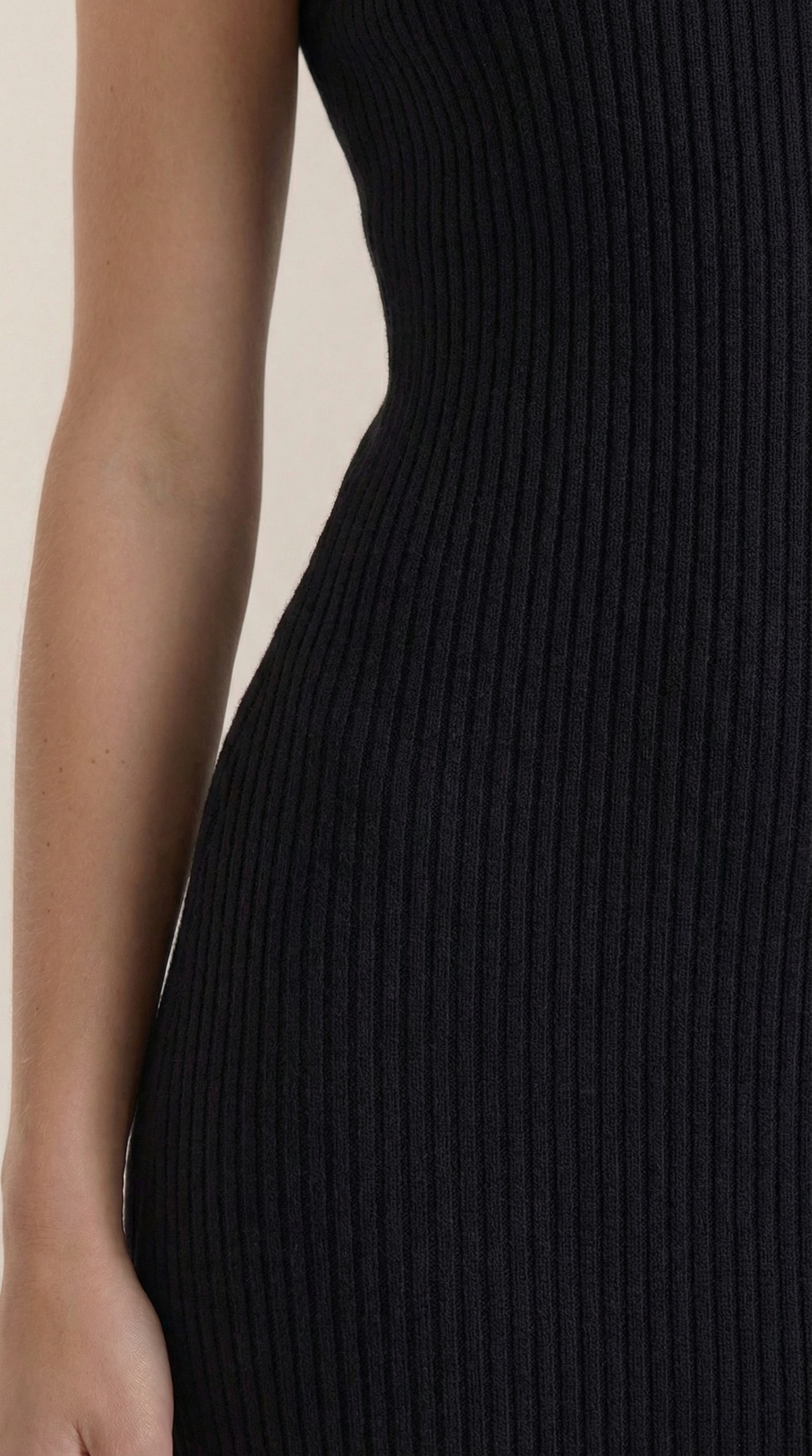 SONIA | VESTIDO MIDI AJUSTADO CON CUELLO ALTO