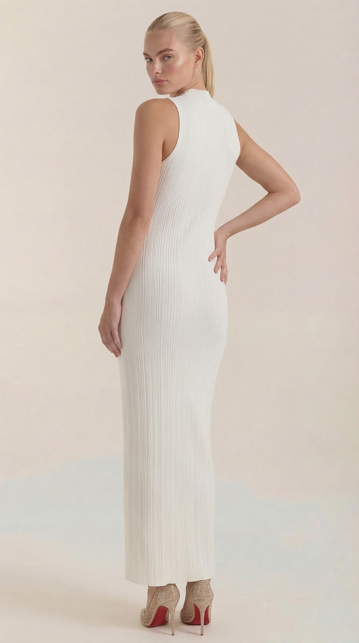 SONIA | VESTIDO MIDI AJUSTADO CON CUELLO ALTO