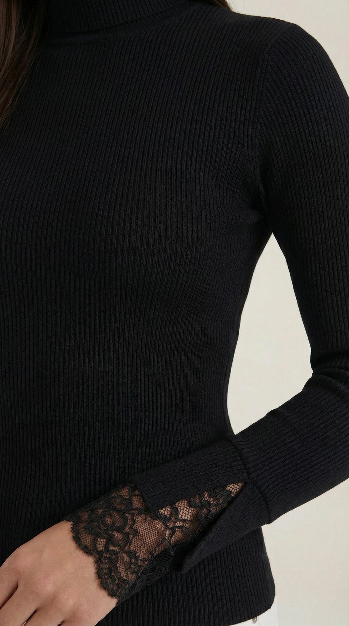 AGATHA | JERSEY DE CUELLO ALTO CON PUÑOS DE ENCAJE TEXTURIZADO