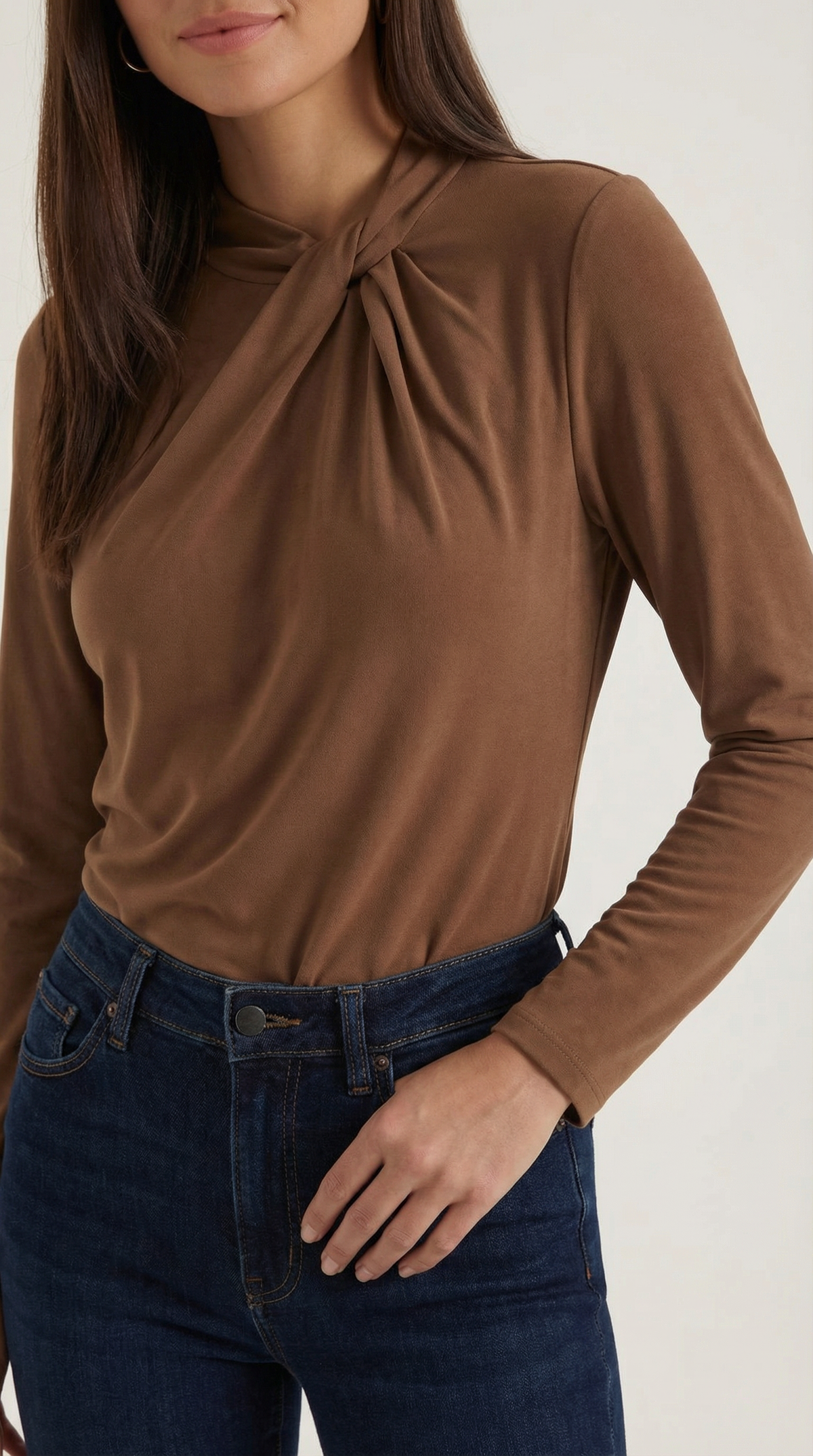DAPHNE | BLUSA CON CUELLO ALTO Y LAZO