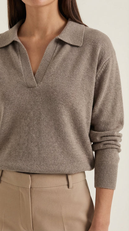 CHARLOTTE | POLO CASUAL CON ESCOTE EN V