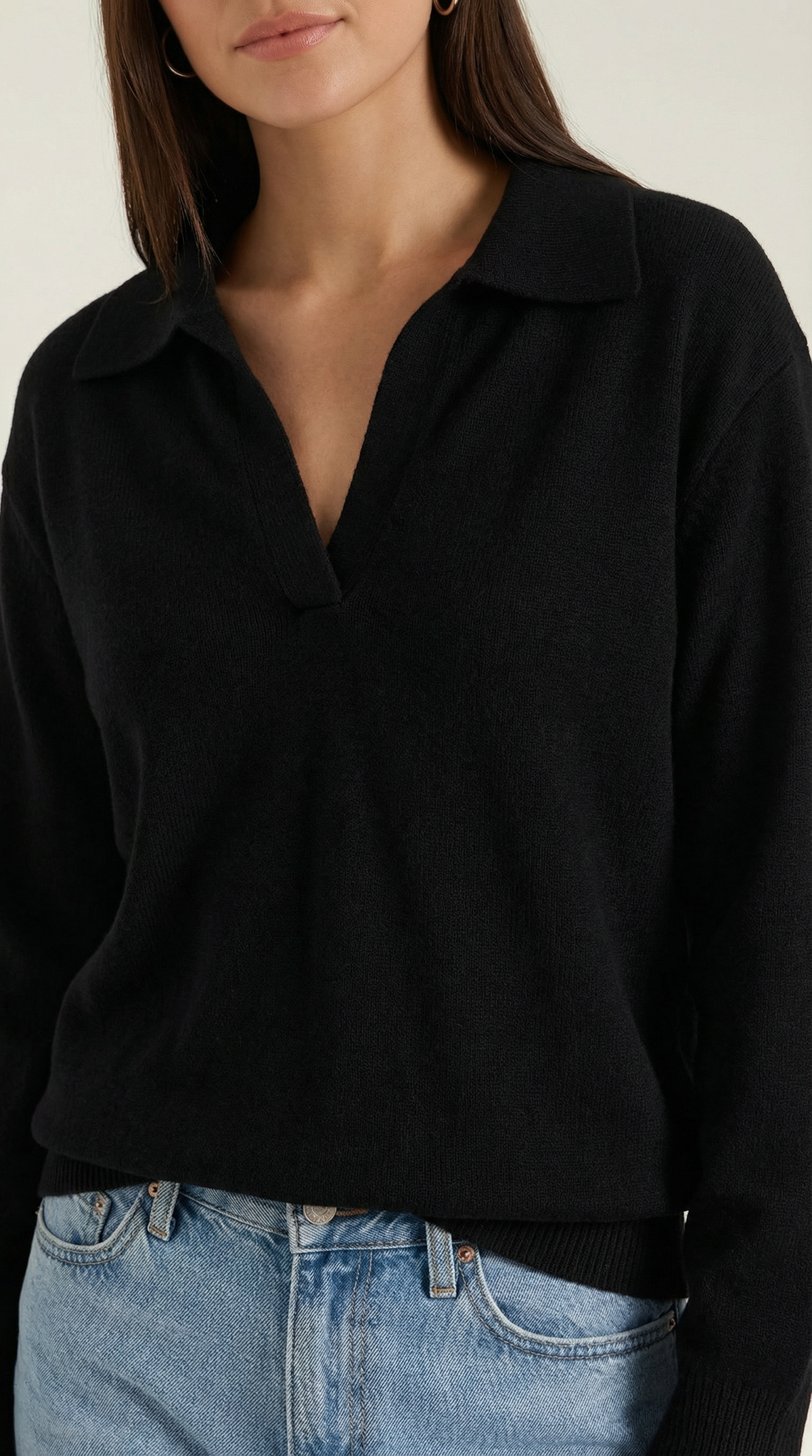 CHARLOTTE | POLO CASUAL CON ESCOTE EN V