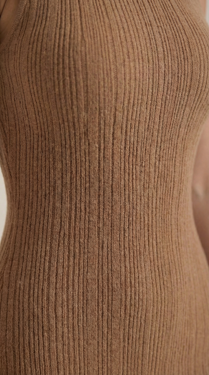 SONIA | VESTIDO MIDI AJUSTADO CON CUELLO ALTO